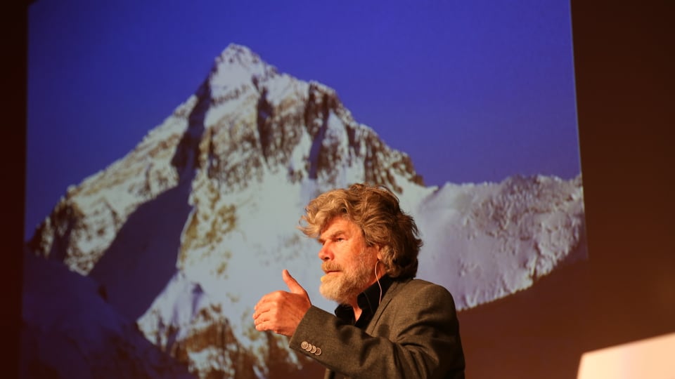 Reinhold Messner referescha davant in grond maletg dal Mount Everest.