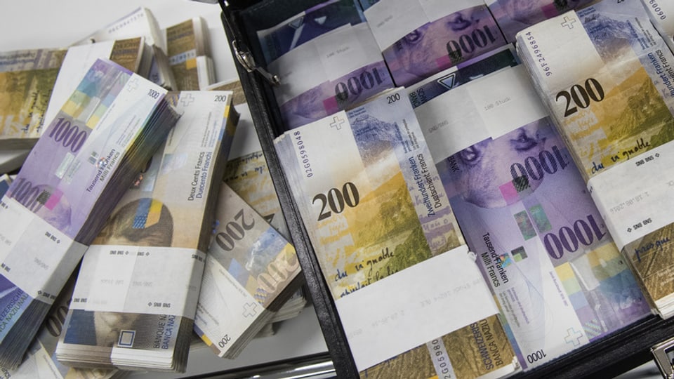Bancnotas da 200 e 1'000 francs.