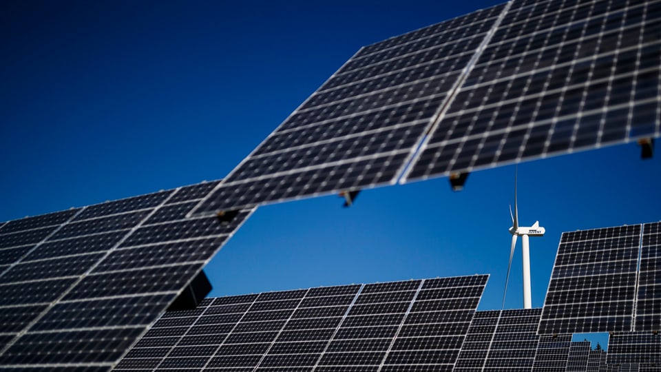 panels da solar e mulin da vent. 