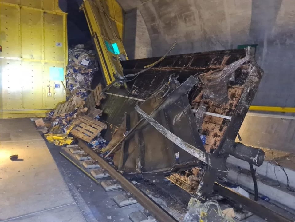 Zerstörter Zugwaggon im Gotthard-Basistunnel.