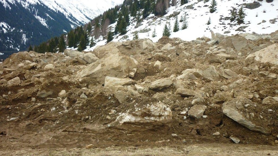 Fin tschintg meters aut è il material da la bova en la Val Strem.