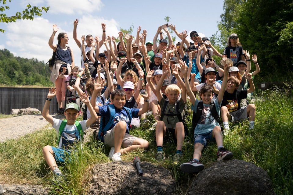 Gruppenbild der Schulklasse von Laax/Falera im Tierpark Goldau.