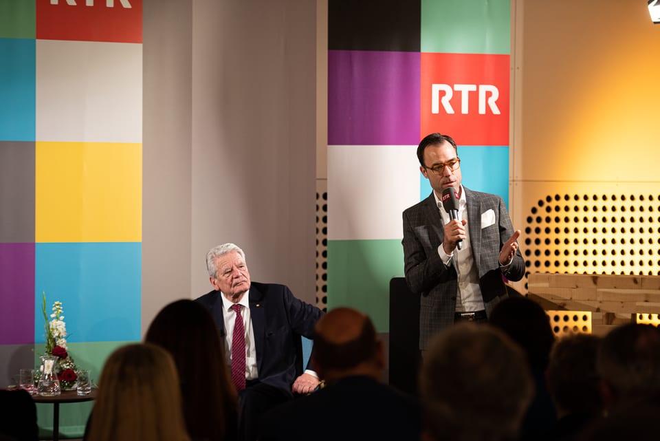 Bundespräsident ausser Dienst Joachim Gauck zu Besuch beim rätoromanischen Medienhaus RTR. Auf dem Bild: Nicolas Pernet