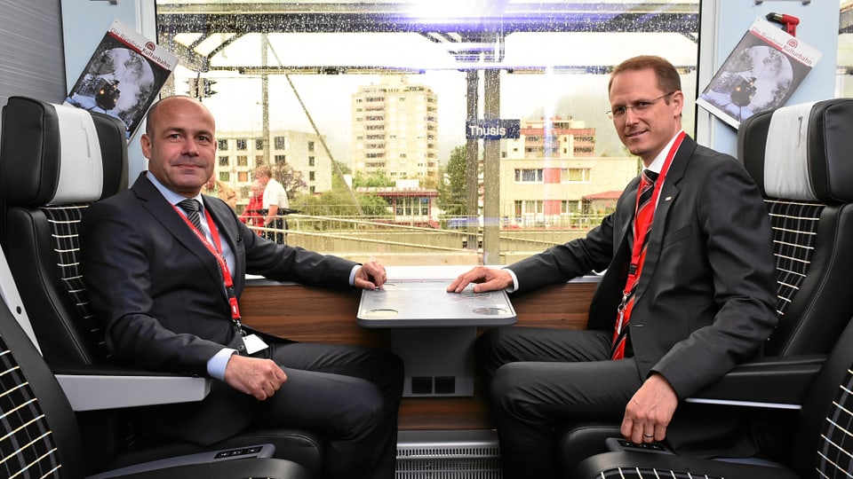 Markus Sauerbruch (s) il CEO Division Schweiz ed il directur da la Viafier retica Renato Fasciati en il nov tren. 