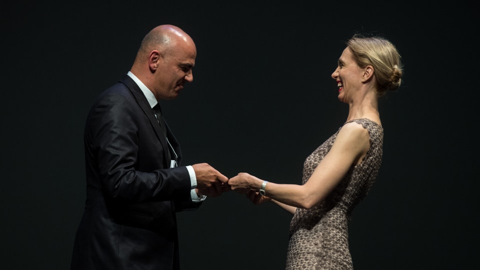 Cusseglier federal Alain Berset gratulescha a l'actura Ursina Lardi.