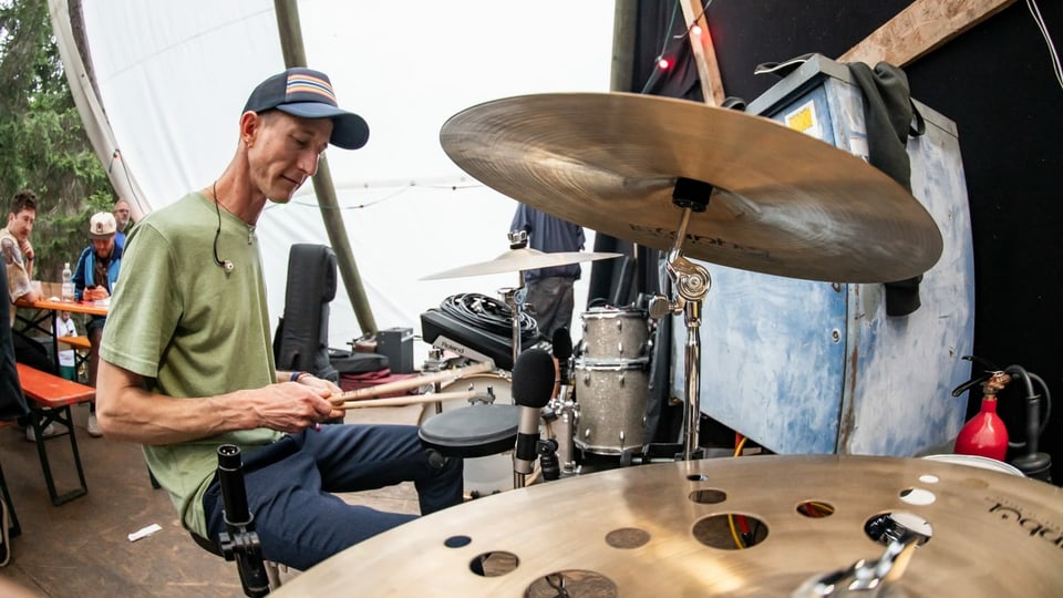 Open Air Safiental. Retone der Drummer von Churchhill Backstage beim einspielen auf den Drumpads.