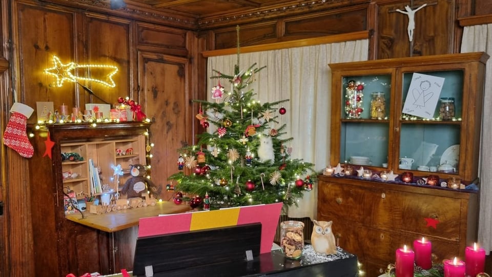 Noss pignol da RTR – trametta era ti ina fotografia da tes pignol Il pignol da Nadal da RTR decorà cun ruclas cotschnas ed ina tschuetta
