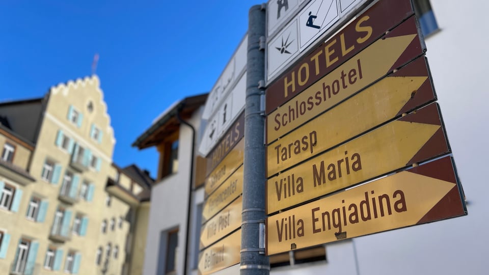 Wegweiser zu den Hotels in Vulpera und Tarasp.