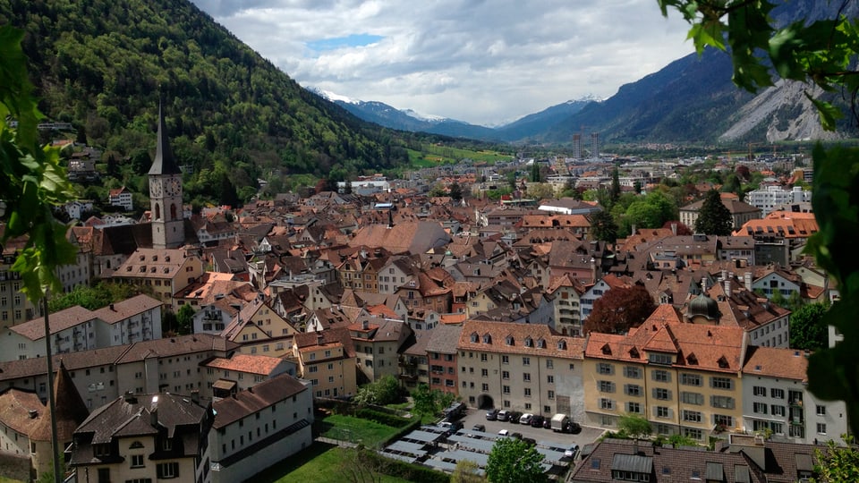Vista sur la citad da Cuira.