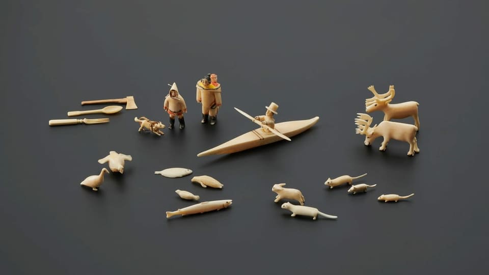 Miniaturas ch'ins Inuits han taglià or da dents da chavals da mar - l'expediziun dal 1912 ha era fatg perscrutaziuns etnologicas e purtà a chasa tals objects. 