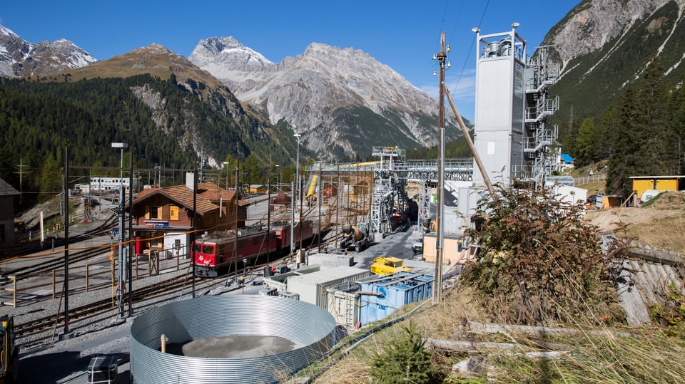 Il plazzal dal nov tunnel da l'Alvra a Preda.