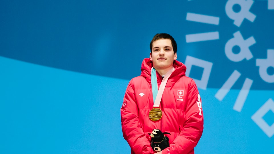 Théo Gmür cun la medaglia d'aur da la cursa rapida dals gieus paralimpics.
