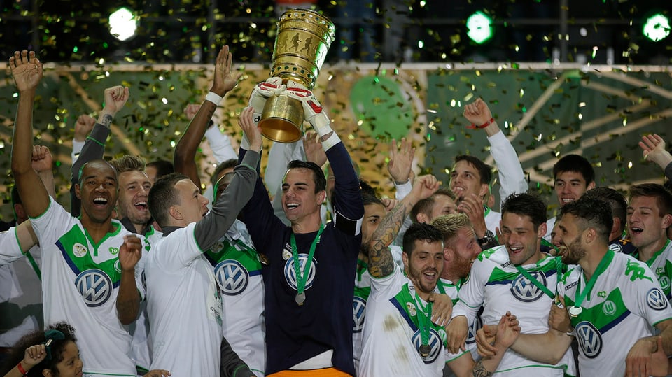 Diego Benaglio ed ils giugaders da Wolfsburg cun il buccal da la cuppa tudestga.