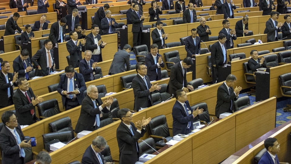 Commembers dal cussegl da refurma applaudeschan.