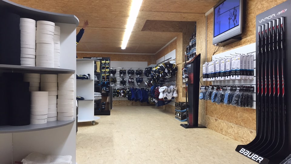 Ina butia cun artitgels da hockey.