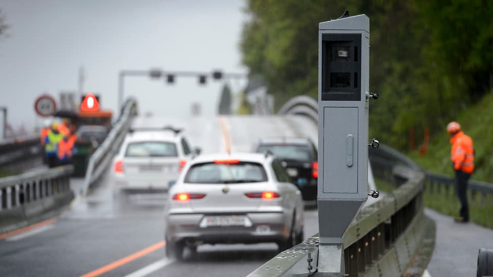 In aparat da radar per controllar autos che van memia svelt sper in'autostrada.
