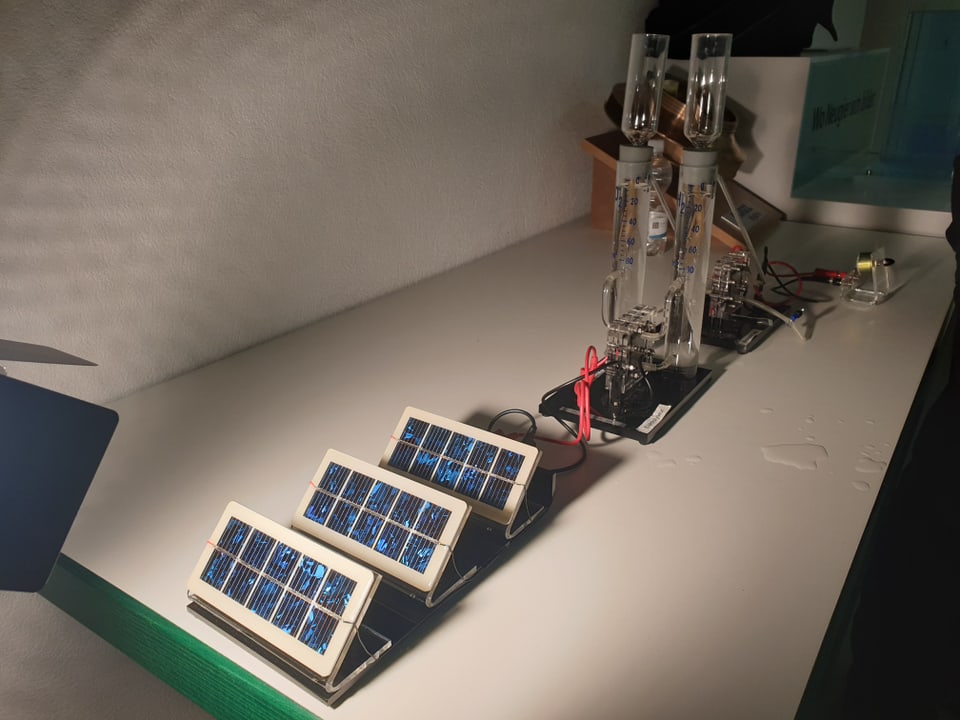 In mini-model da solar ed idrogen che producescha electricitad. 
