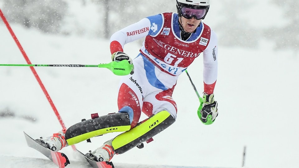 El va culs skis da slalom.