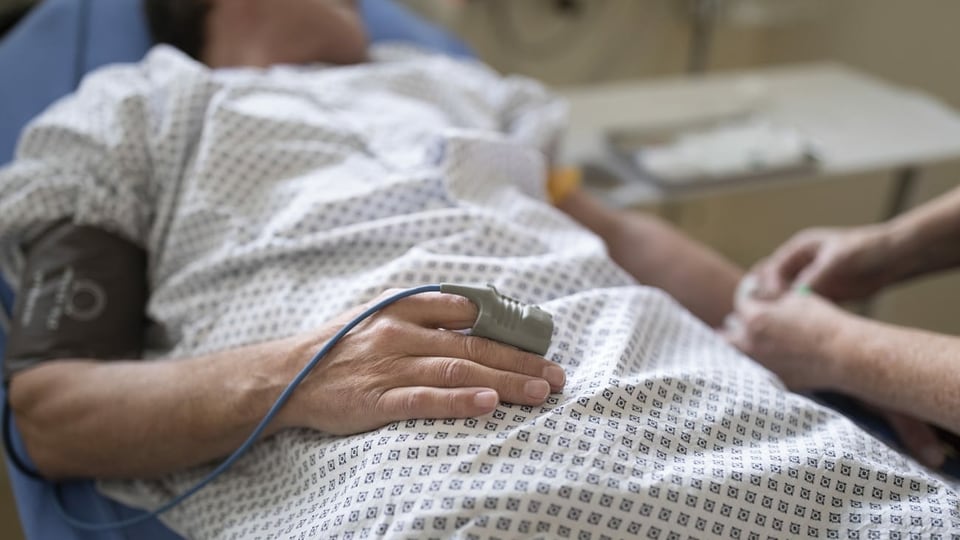 Ina persuna en in letg d'ospital.