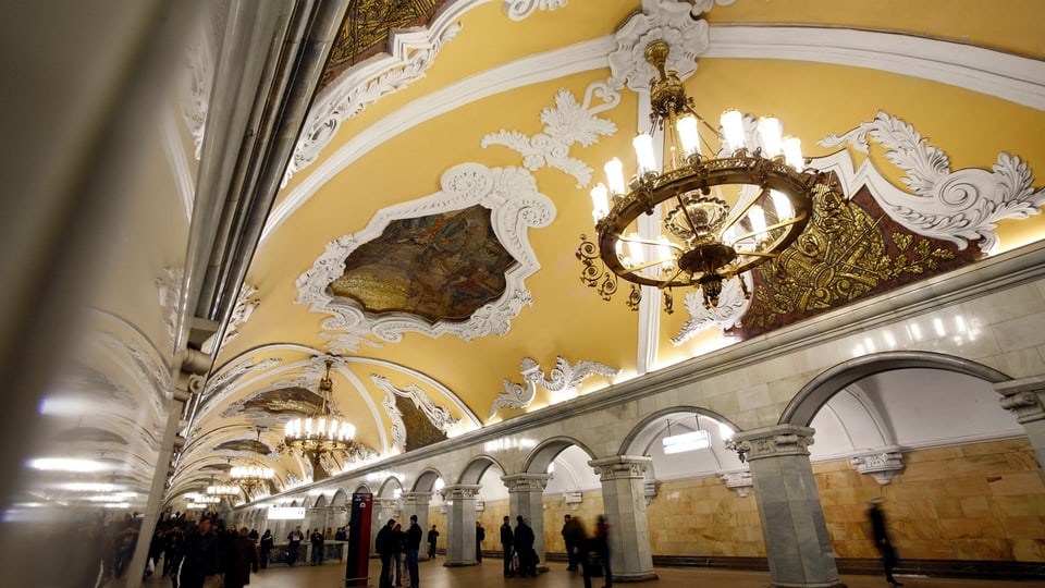 La staziun Komsomolskaja vala sco la pli bella staziun da la metro da Moskau. 