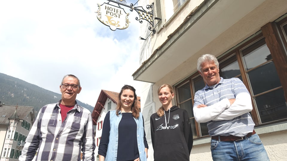 Da san.: Joachim Röthlisberger, camerier; Ursina Tiri, ustiera; Stephanie Rebecca Westphal, cuschinunza; Gion Duri Cantieni, promotur dal hotel.