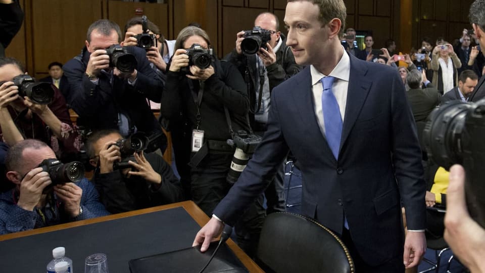 CEO da Meta Mark Zukerberg ha stuì dar perditga en il congress dals Stadis unids 2018 en connex cun il scandal.