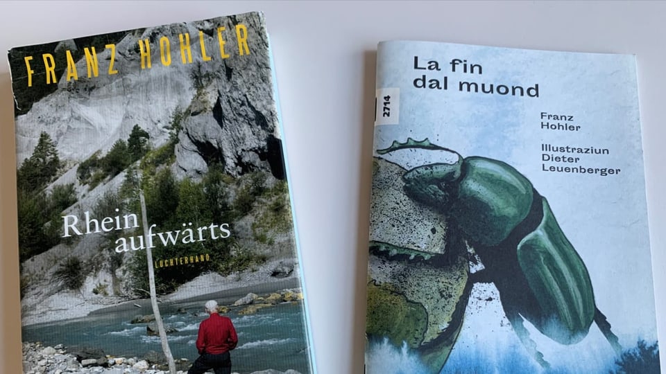 Die Bücher «Rheinaufwärts» und «La fin dal muond» von Franz Hohler. 