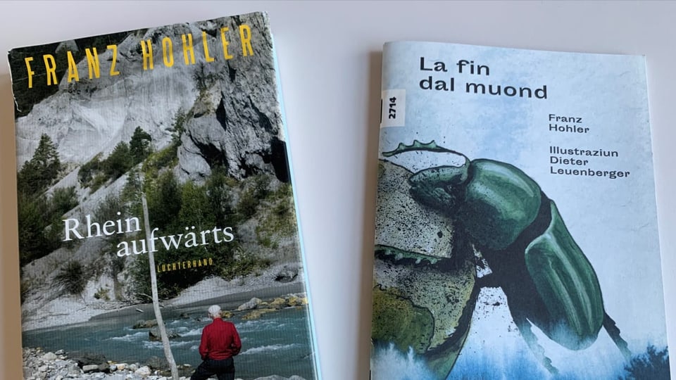 Die Bücher «Rheinaufwärts» und «La fin dal muond» von Franz Hohler.