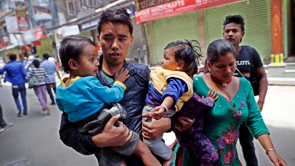 Ina famiglia nepalaisa sin la fugia.