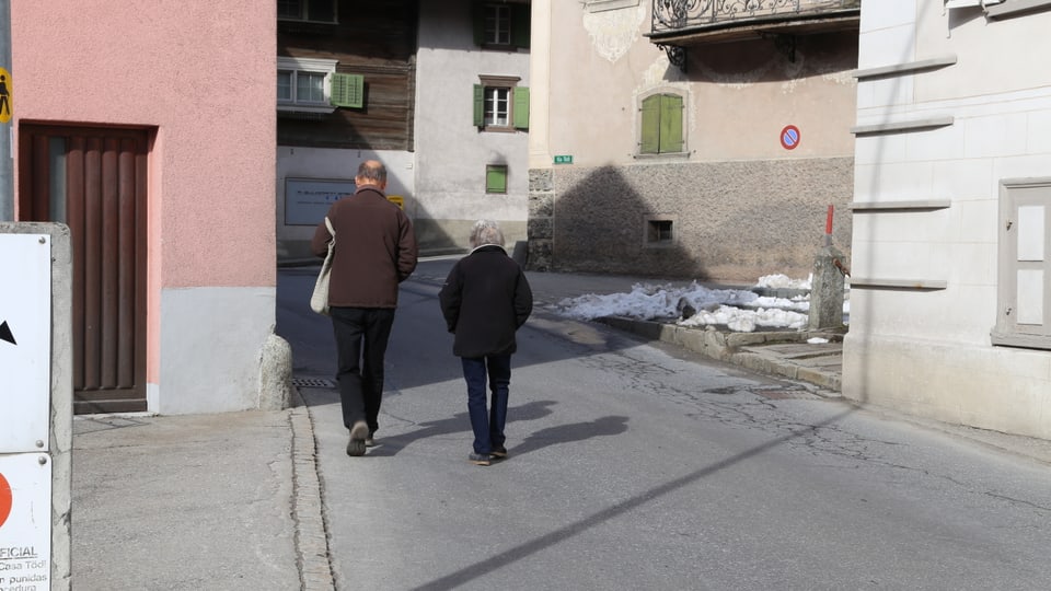 Duas persunas che van sin via perquai ch'il passape manca.