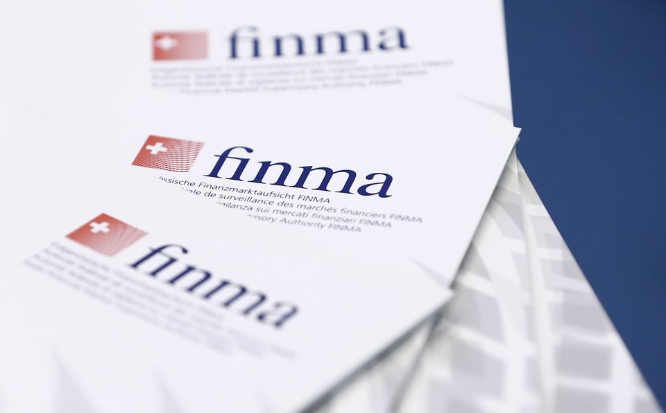 Logo der FINMA auf einer Broschüre