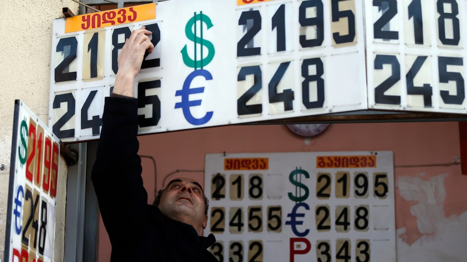 In um che mida la tavla cun inscrit il curs da la valuta naziunala.