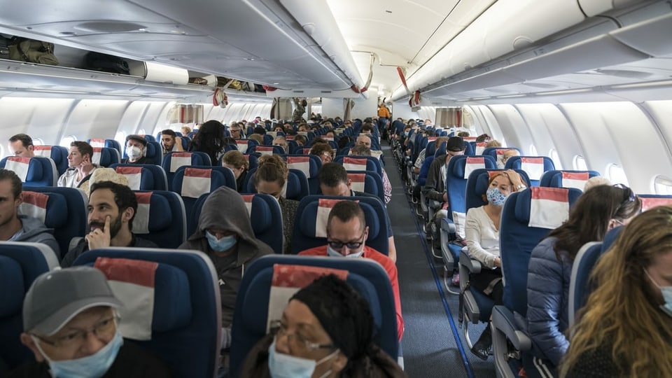 Persunas che sesan en ina aviun e spetgan da pudair sgualr. 