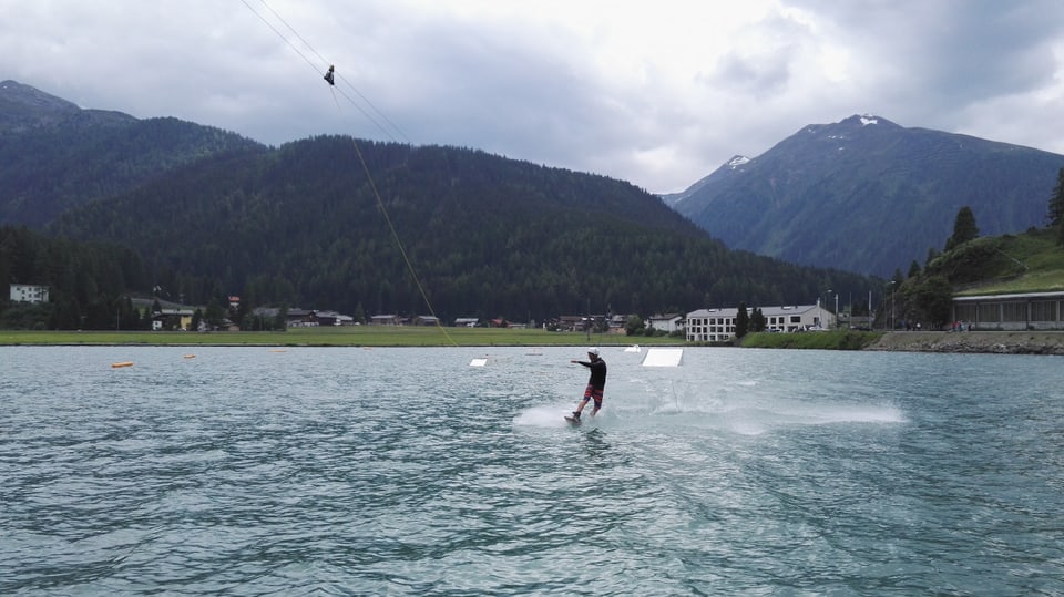 Davent dal fanadur pon ins grazia ad in runal far il wakeboarden sil Lai da Tavau. 