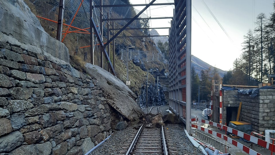 Steinschlag auf Bahnlinie im Val Puschlav