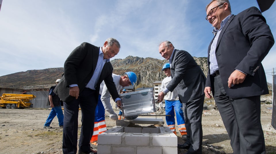 Da san:  Samih Sawiris,  Andermatt Swiss Alps AG, Johan Beerlandt, CEO Besix Group Brüssel e Lucas Conings, CEO Besix Schweiz AG.