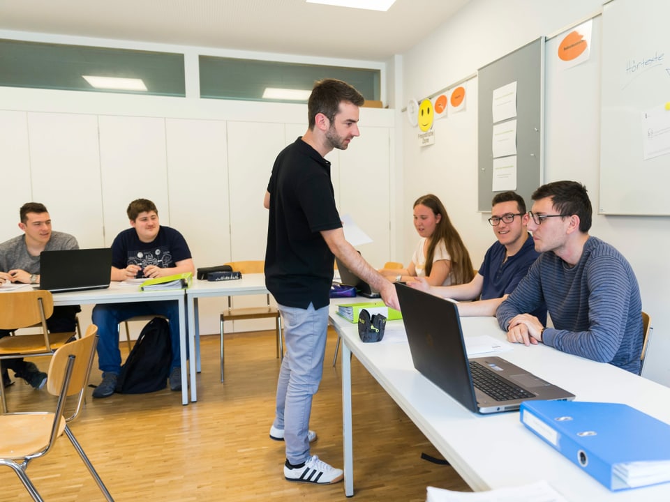 Christian Stalder (manader da la scolaziun PrA) durant ina lecziun en il center da pedagogia speziala Giuvaulta 