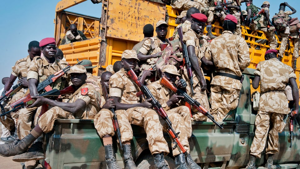Truppas dal president Salva Kiir sa mettan sin via en il cumbat.
