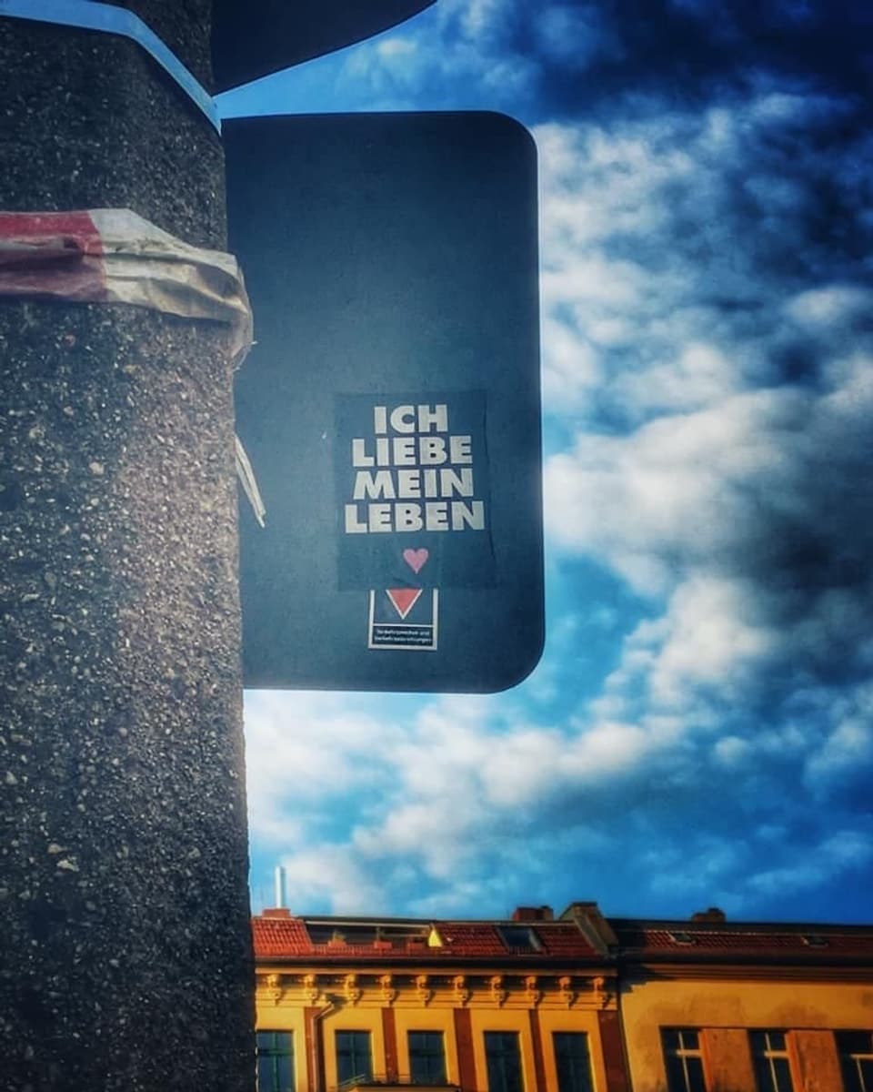 In placat cun l'inscripziun: Ich liebe mein Leben