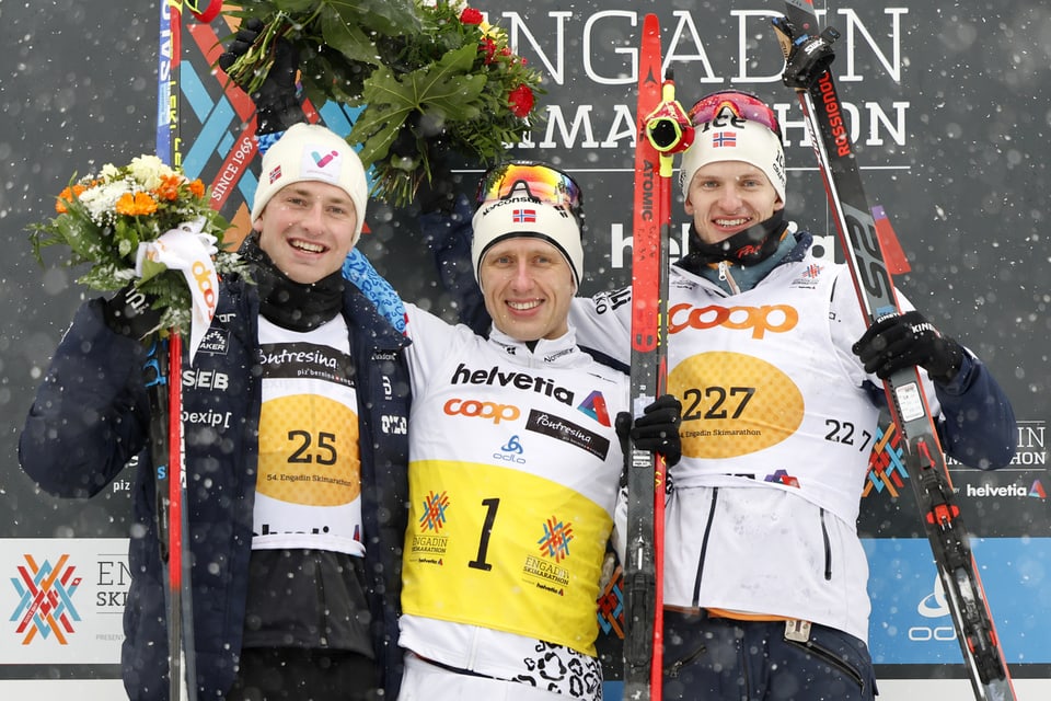Engadin Skimarathon 2024: Das Siegerpodest der Männer.