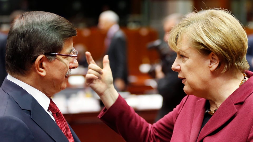 Angela Merkel (dre.) en discurs cun il primminister tirc Ahmet Davutoglu (san.).