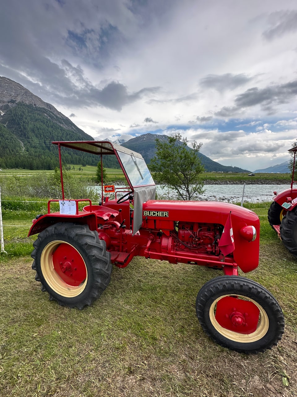 Oldtimer Traktor mit Bergen im Hintergrund