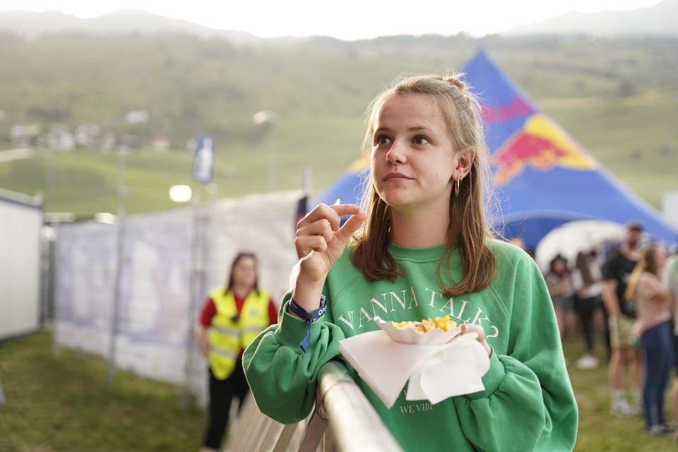 Man kann auch das Abendessen während eines Konzert von Sam Himself am Open Air Lumnezia geniessen.