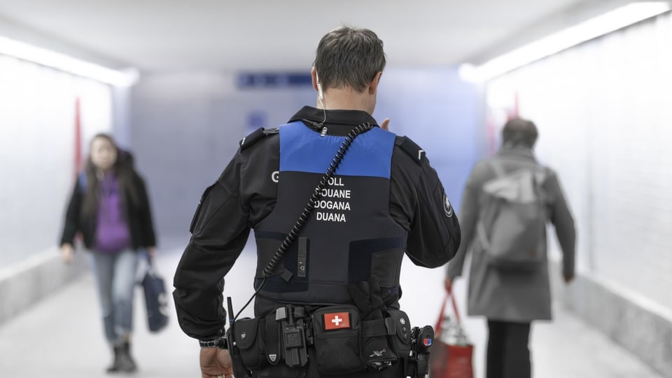 Ein Schweizer Grenzwächter im Bahnhof in Chiasso.