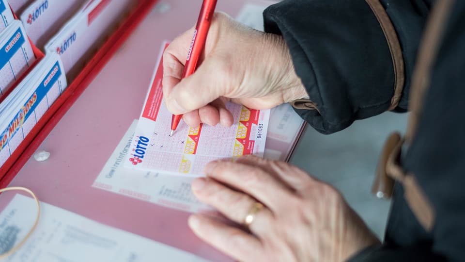 Ina persuna ha cruschà en las 6 dretgas cifras. 
