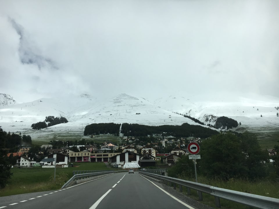 Ina vista sin Zuoz. Sisum la pezza èsi alv.