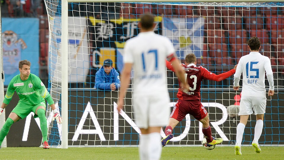 Giugaders da ballape dal FCZ guardan, co Pascal Schürpf sajetta il segund gol per Vaduz.