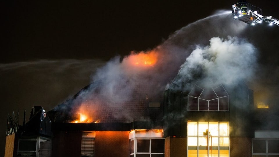 L'ospital universitar a Bochum arda - il tetg mussa grondas devastaziuns.