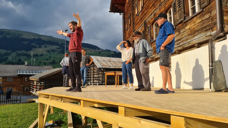 David Flepp der Regisseur zeigt den Schauspielern wo sie stehen sollen auf der Bühne für das Stück Fausta Piuniera.