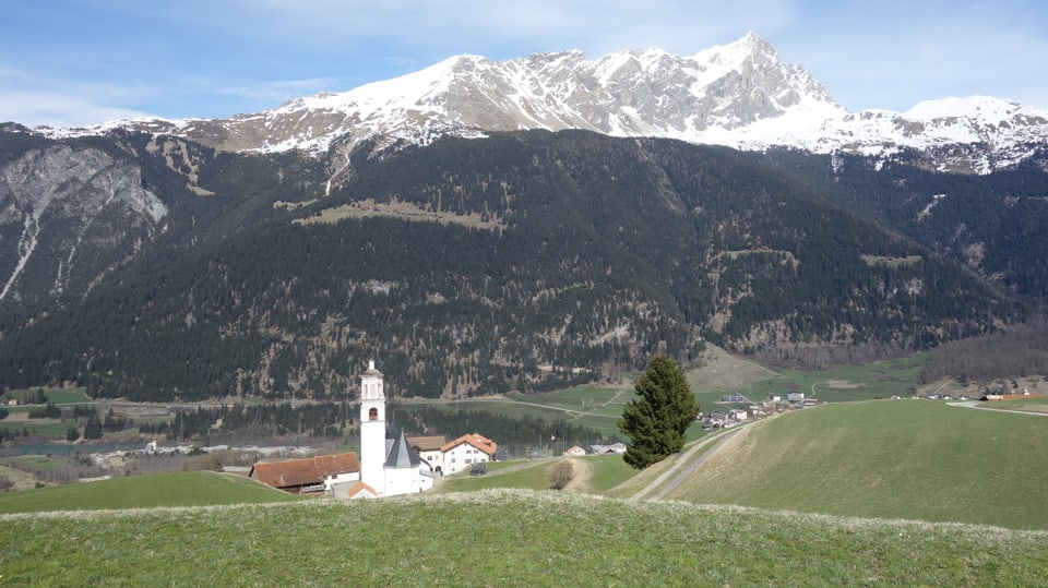 Vista sin il Piz Mitgel, da vesair è la baselgia da Parsonz e davos la vischnanca da Cunter